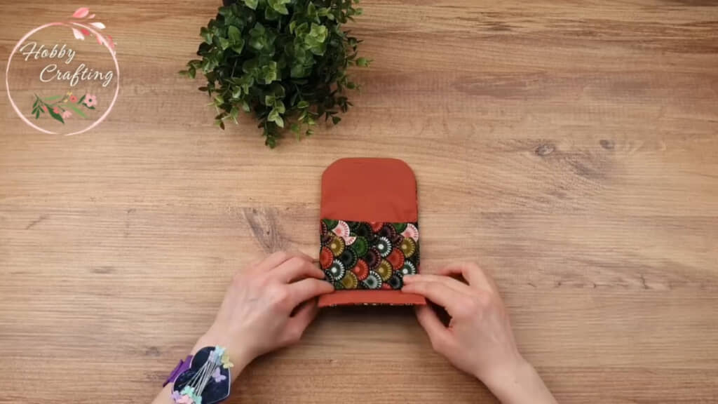 右、左、下の順に折りたたんでいきます（画像はYouTubeより引用）