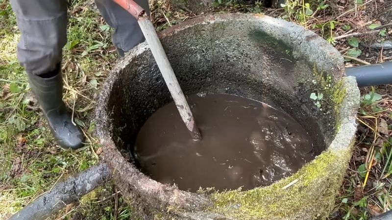水槽の泥をかき出そうとして折れたシャベル