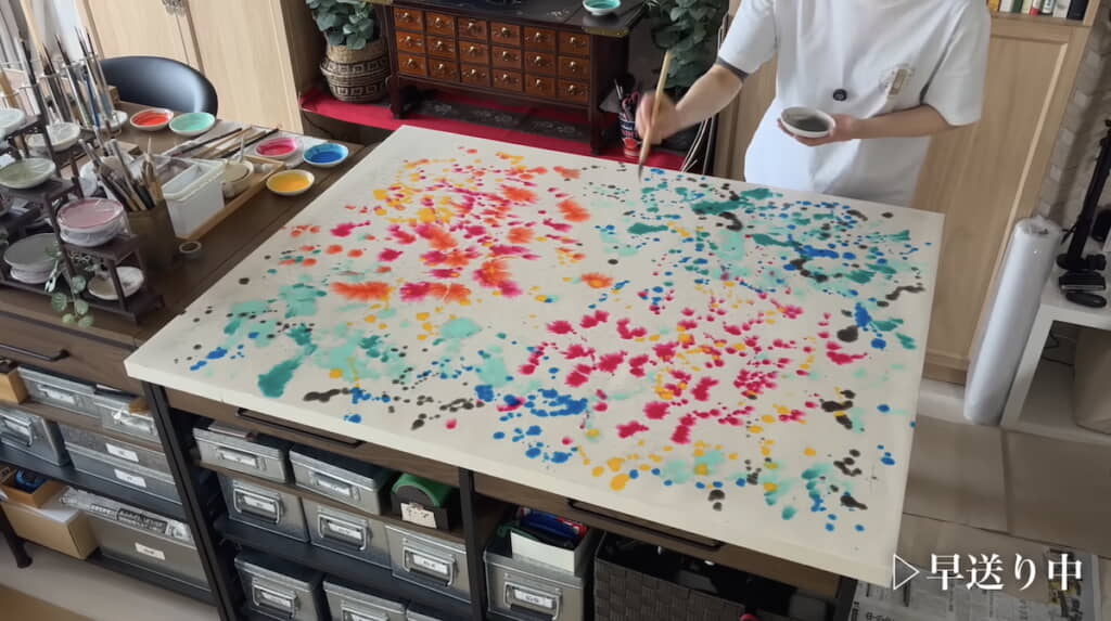絵の具を散らしていく
