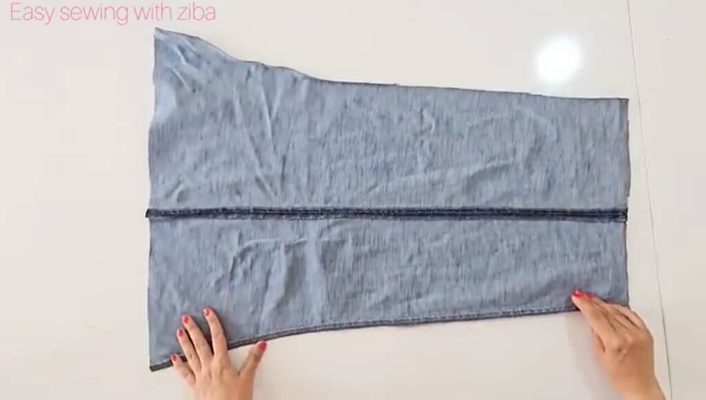 ジーンズの足を開いて1枚の布にします