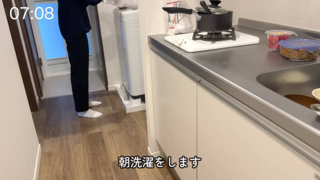 洗濯は朝にして、出かける直前に浴室に干しています