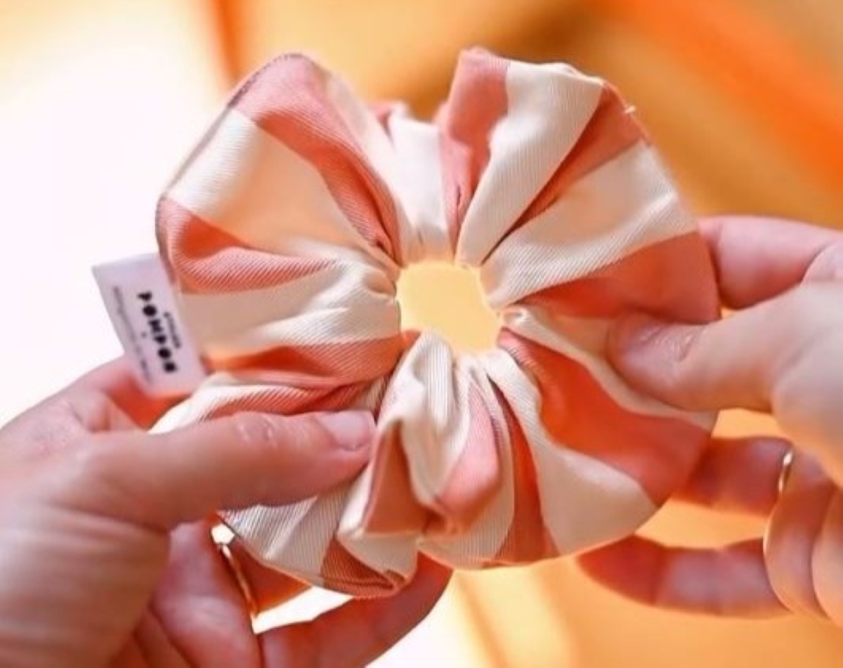 「天才的アイデア」ありふれたヘアゴムかと思ったら……　目を疑う“まさかの機能”が「夏にぴったり」と140万再生【海外】（1/3） | ライフハック ねとらぼ