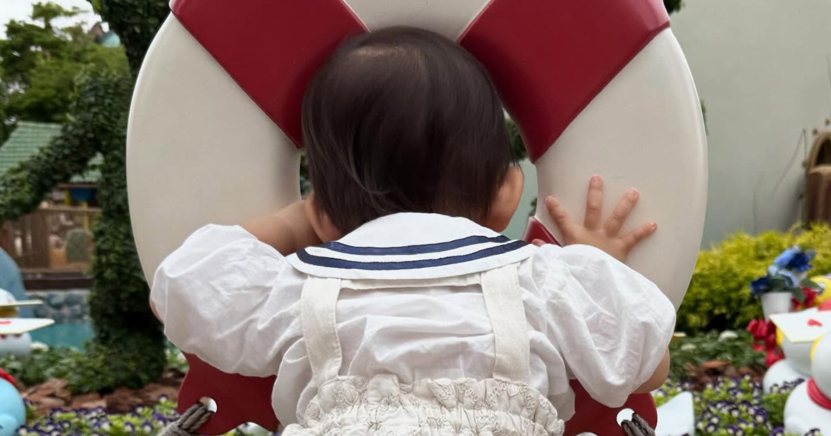 ディズニーランドで浮輪に顔を突っ込む1歳娘→ママもマネしてみたら……　まさかの光景に「え、すご」「最高ですね」（1/3） | 育児 ねとらぼ