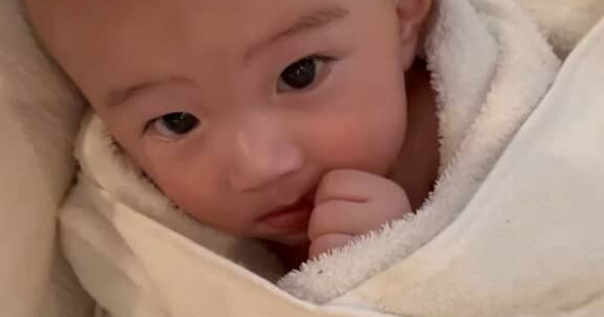 パパに5カ月赤ちゃんのお風呂を任せたら……「やめてww」　ママ爆笑の“まさかの姿”に「どうなってるんですかww」「パパ才能あり」（1/2） | 育児 ねとらぼ