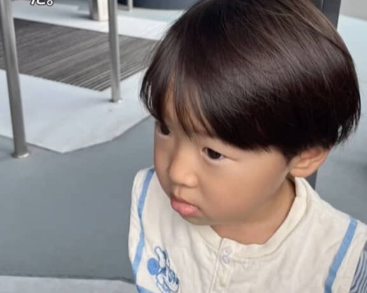 ディズニーでアトラクションに乗れなかった男の子へ、キャストが“神対応”→さらに1年後……　号泣必至の結末に「グッときました」「朝から泣いちゃった」（1/3） | ディズニー ねとらぼ