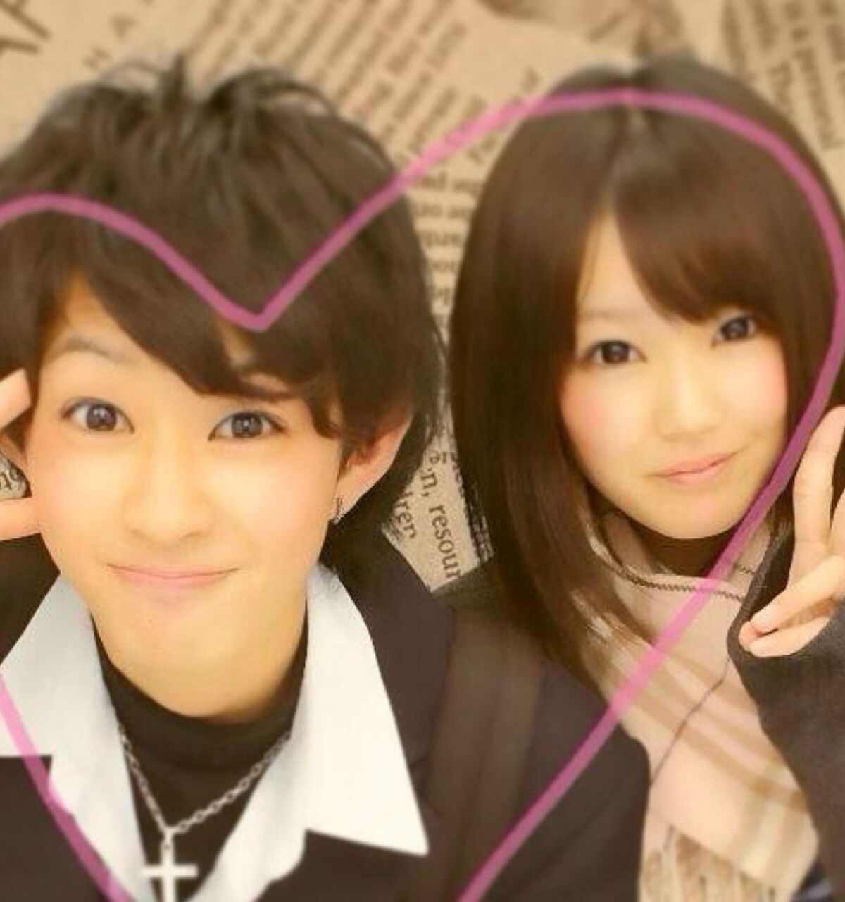 高2のとき、同じクラスだった2人が14年後……　同じポーズで撮った“現在の姿”に驚き「ママ変わらない」「憧れです」 | ライフスタイル ねとらぼ