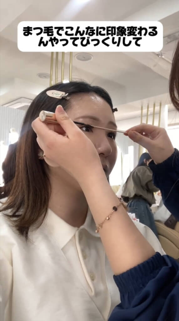 まつげを強調する束感デザインに仕上げていくプロ