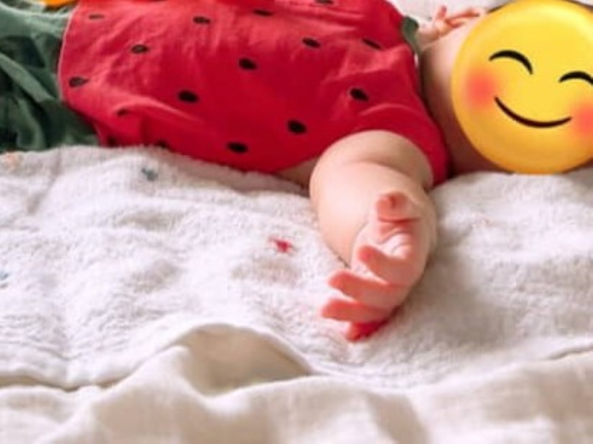 ママ「死ぬ前に走馬灯で見せてほしい」　1カ月赤ちゃんの“おなか”を見ると……　尊すぎる姿へ「ァア〜〜」「この発想はなかった」（1/3） | 育児 ねとらぼ