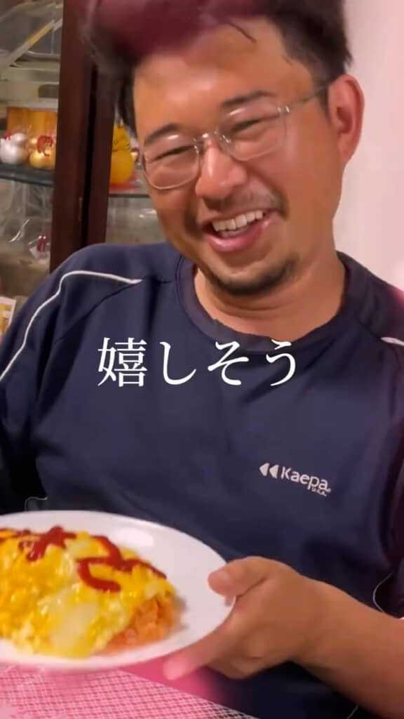 嬉しさで表情がゆるゆるのパパさん