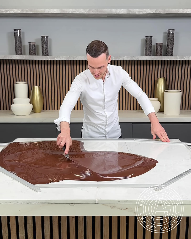 チョコレートでバスケットゴールのバックボードを作るところ