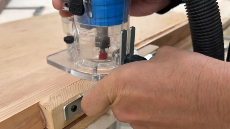 トリマーを使って下端の胴縁に溝を掘る