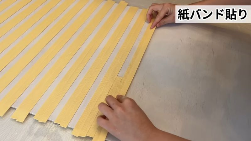 紙バンドをベニヤ板に貼る