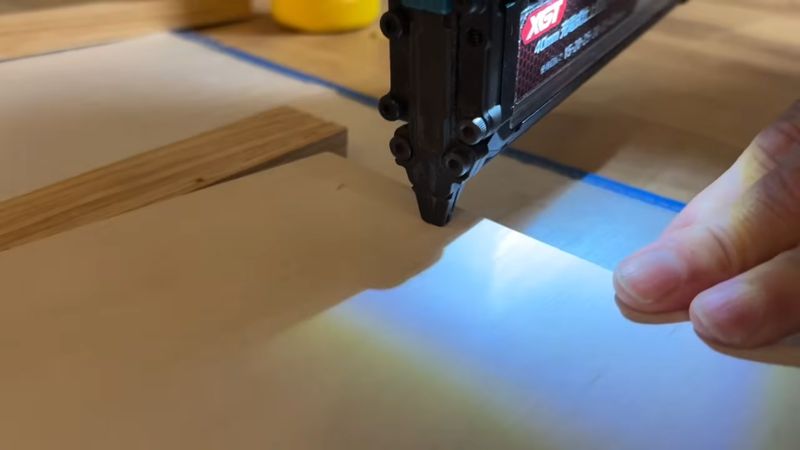 ベニヤ板と胴縁にクギを打つ