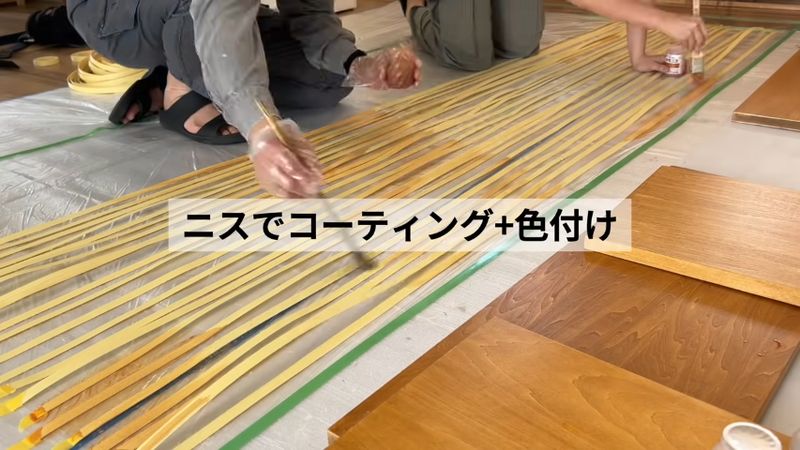 メープルカラーのニスで紙バンドを塗装
