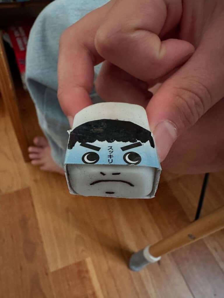 むすっとした表情の消しゴム