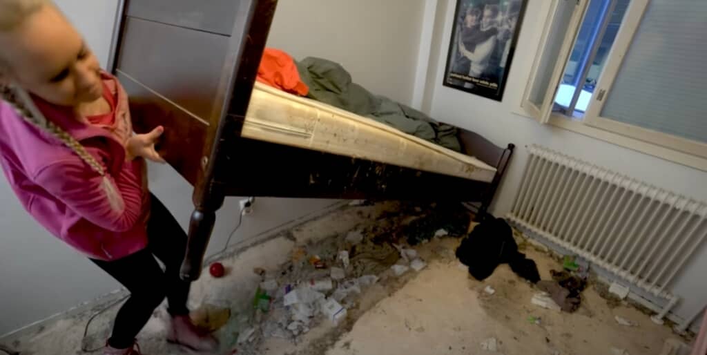 ベッドの下から大量のごみが