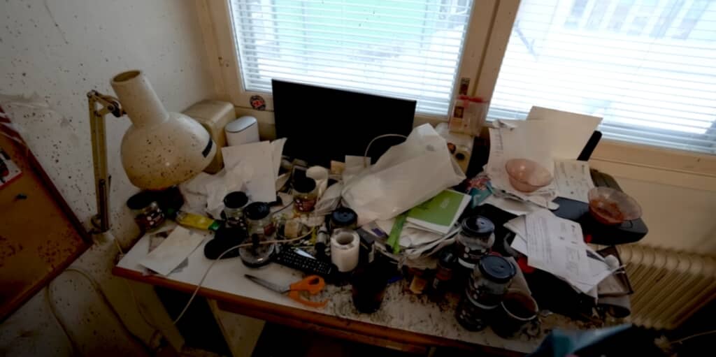 ここで仕事してたの……？　という状態の書斎