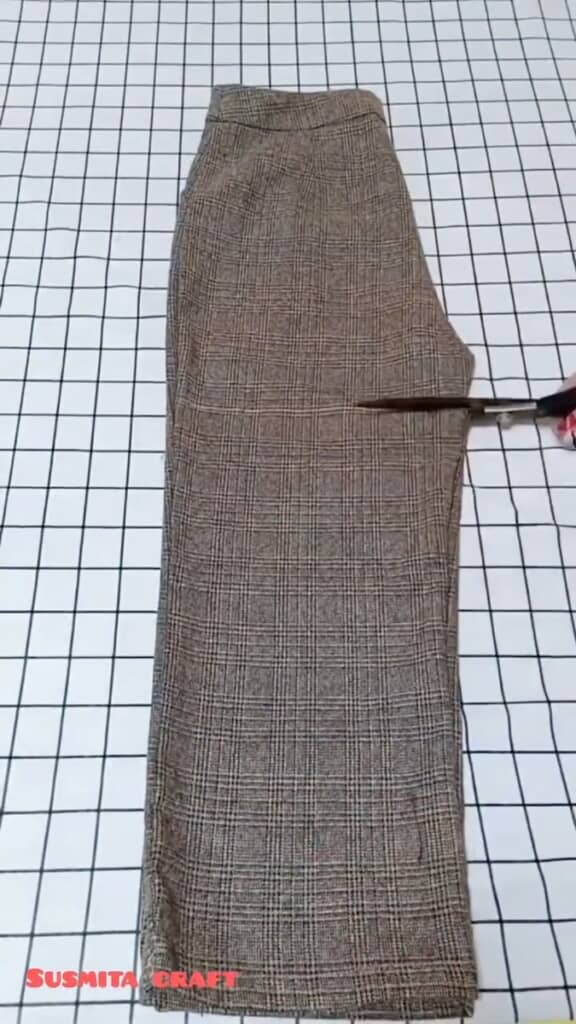 ロングパンツを股上と股下に切り分けます