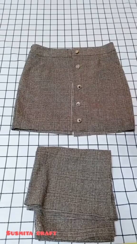 股上部分はショート丈のフロントボタンスカートに変身