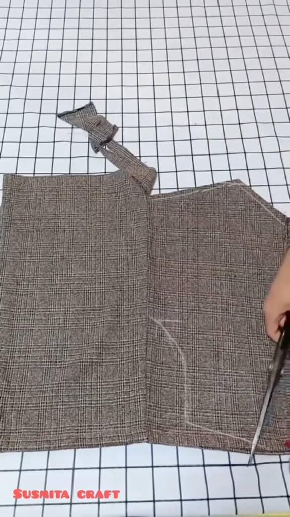 股下部分もハサミでジョキジョキとカット