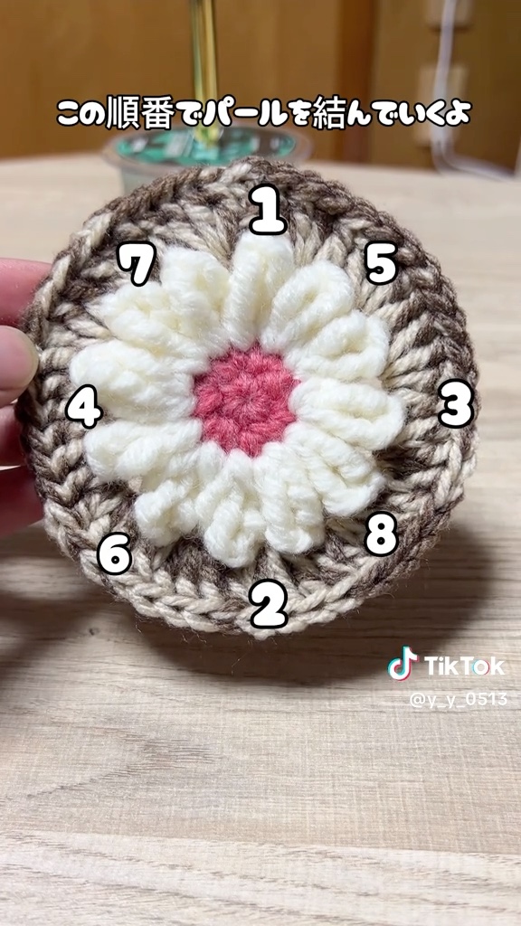 お花のまわりにパールを結ぶ