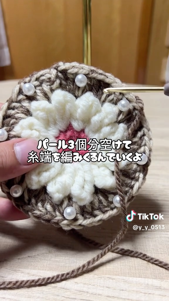 糸端を編みくるんで……