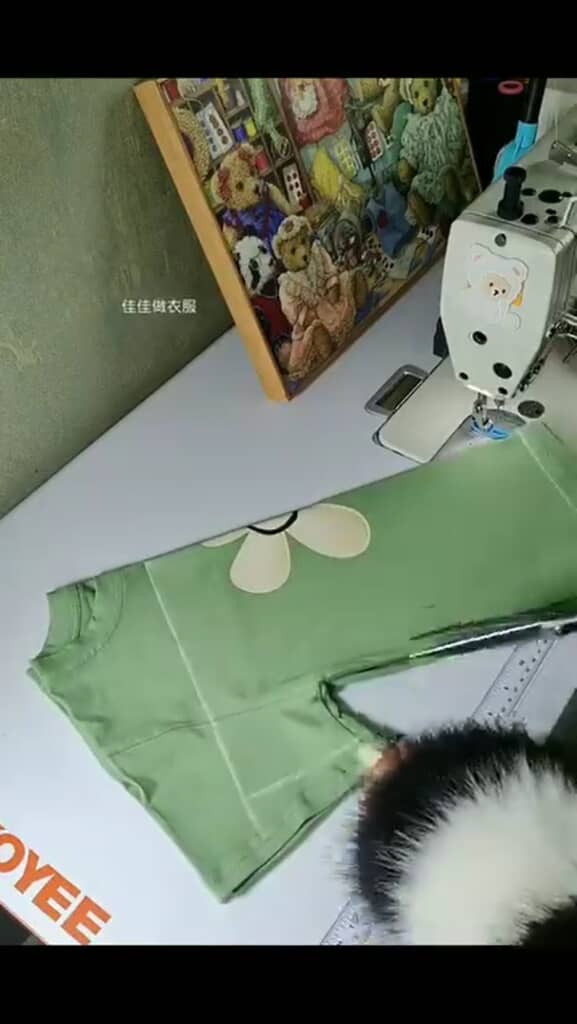 Tシャツを縦半分に折ります