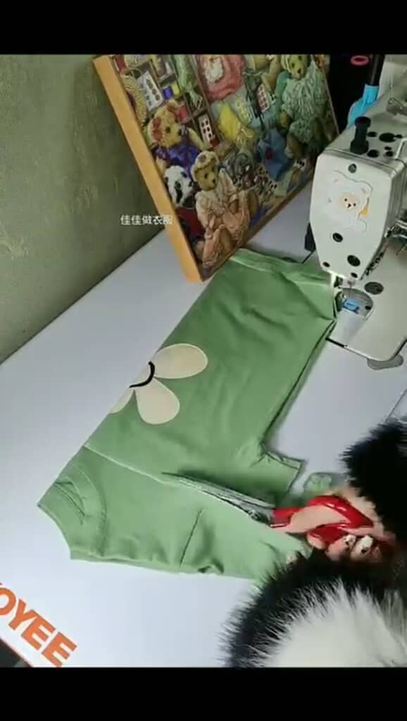 袖を半分までカットしたらハサミを90度回転