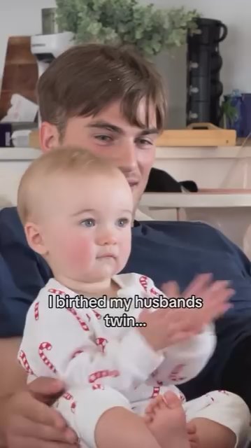 パパのまねをする娘さん