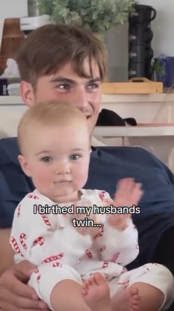 ほほ笑みも似ているかな？