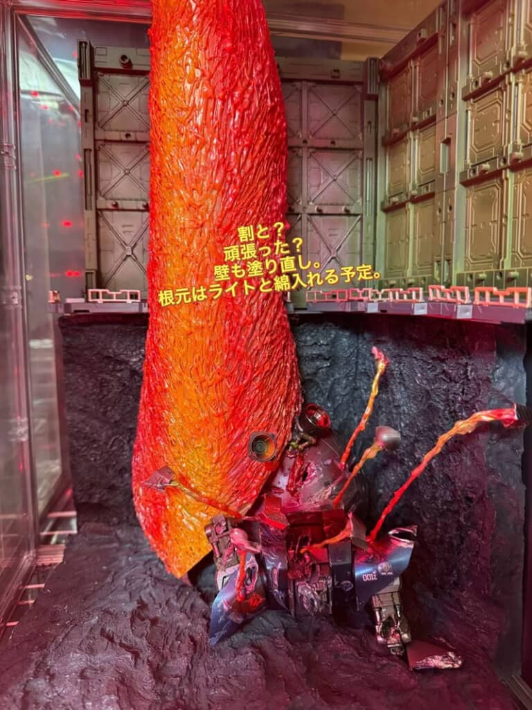 火柱のエフェクトと破壊されたジオングの胴体を置いたジオラマ