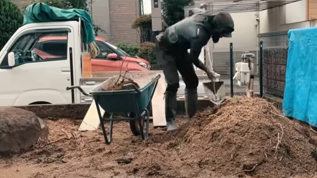 土を掘り返します