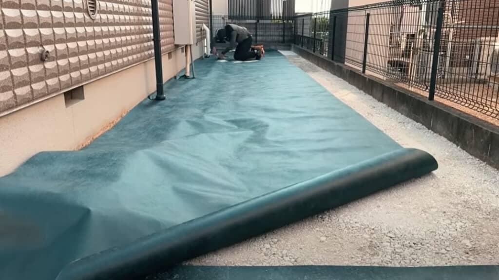 防草シートを敷きます