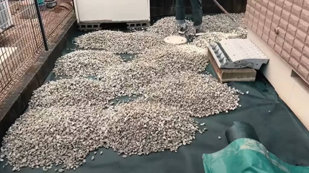 砂利を敷きます