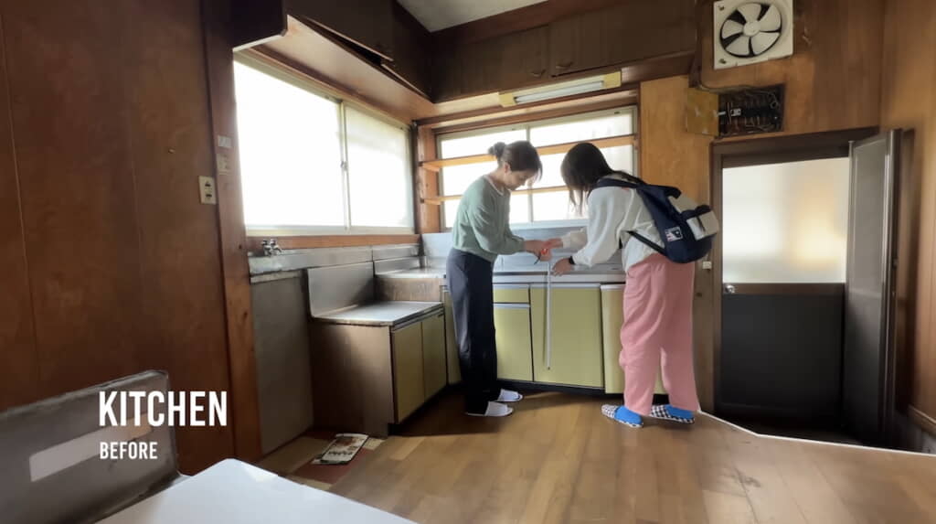 昭和感あふれるキッチンが……