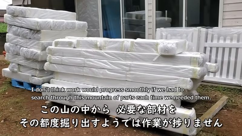 山積みされたフェンスの部材