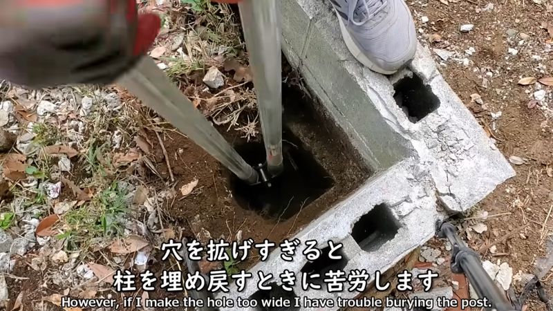 ブロック塀の内側を複式シャベルで掘る