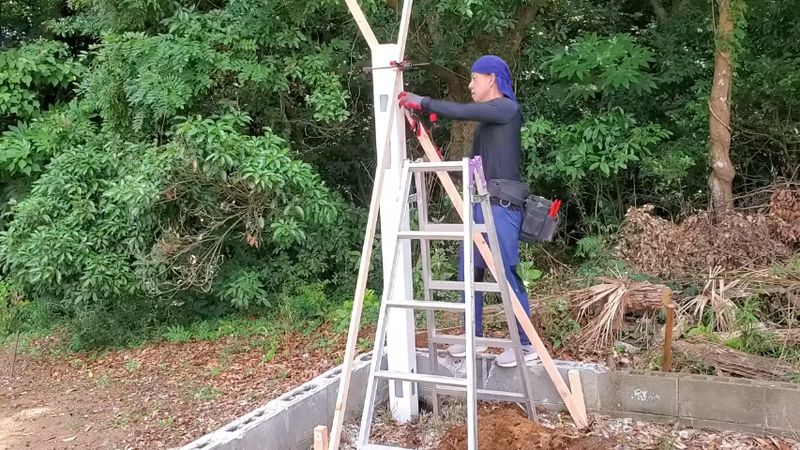 木材を使い1人で柱を立てる
