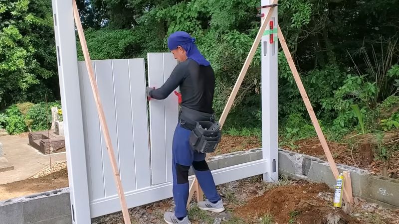 柱にパネルを取り付ける様子