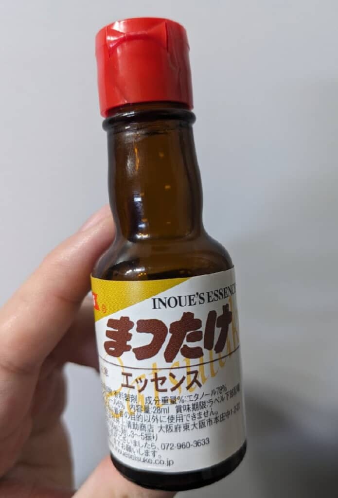 まさかの「まつたけエッセンス」（画像提供：ミートスパ土本／@mouosaegakikanさん）