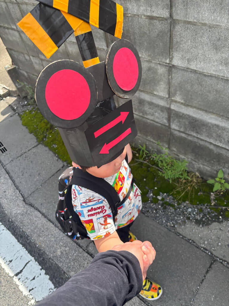 踏切姿で登園する男子