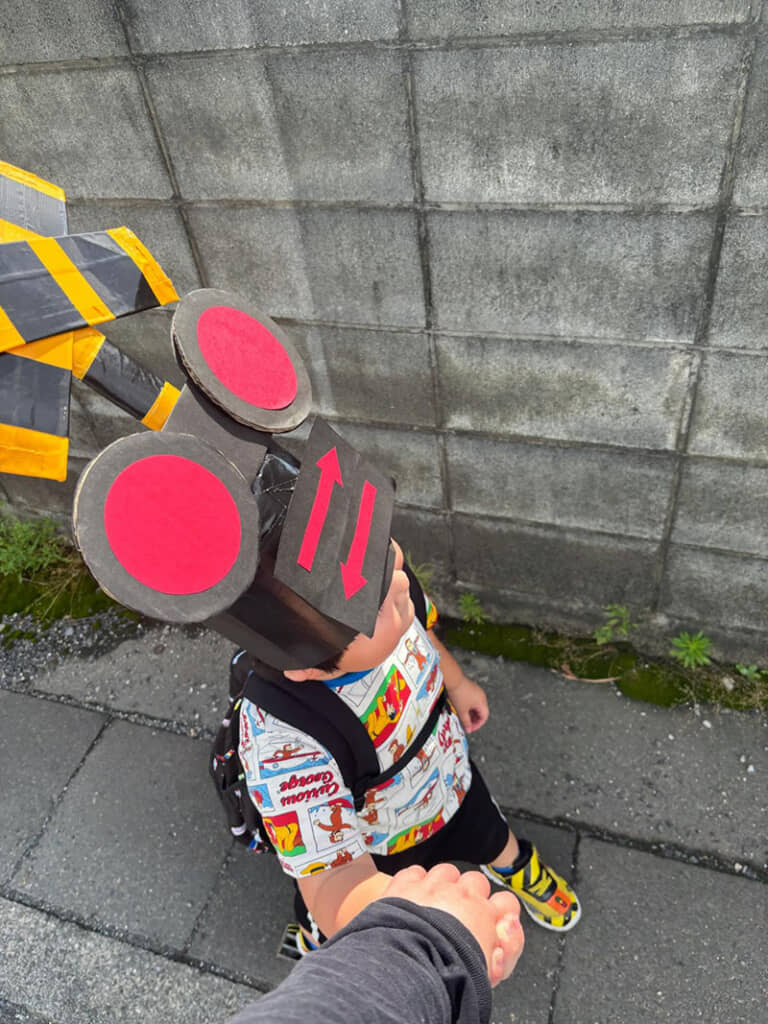 踏切姿で登園する男子2枚目