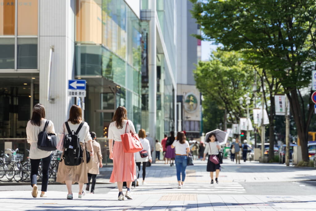 街ゆく女性たちのファッションは……