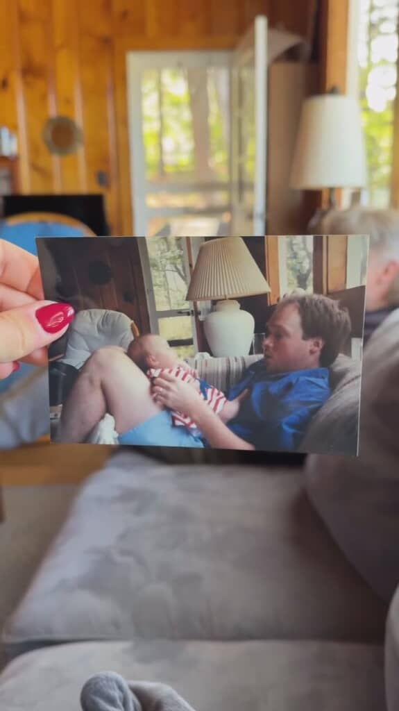 かつて幼いサラさんを抱っこしていた父は……