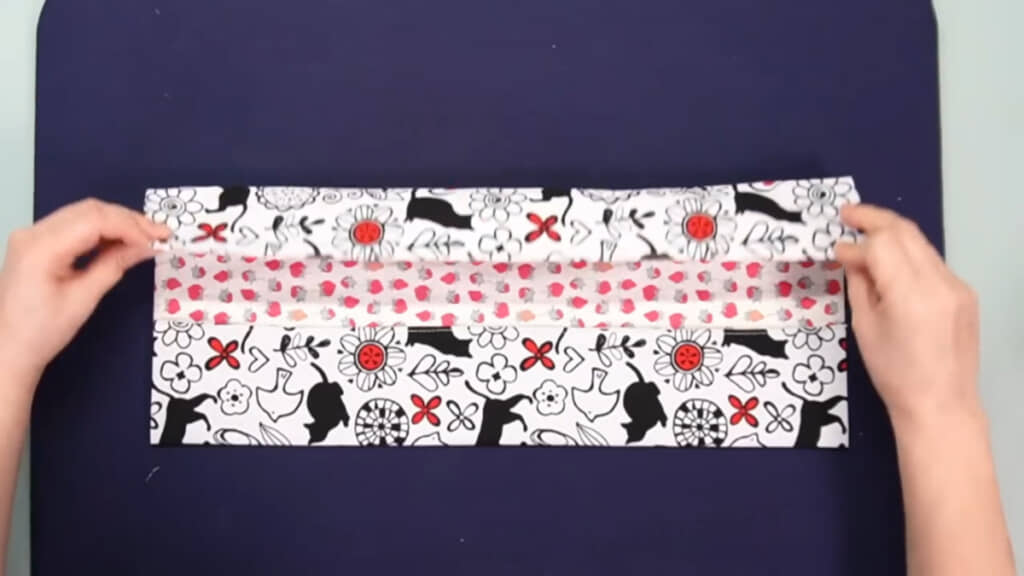 中心に向かって折る