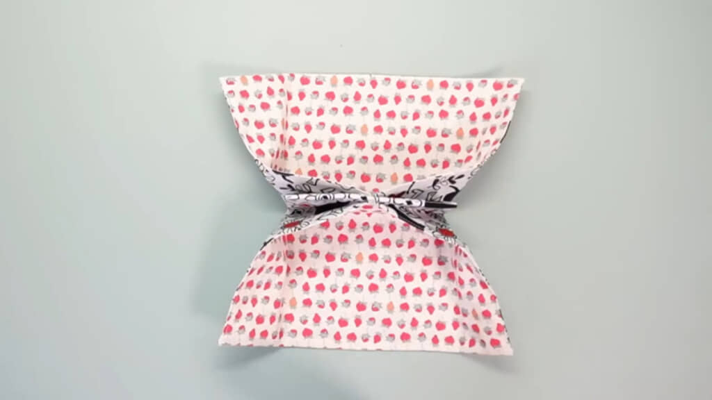 真ん中の蛇腹のようになっている部分を縫い合わせる