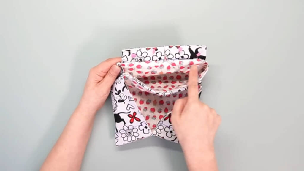 右手で指差している横のラインを縫い合わせます