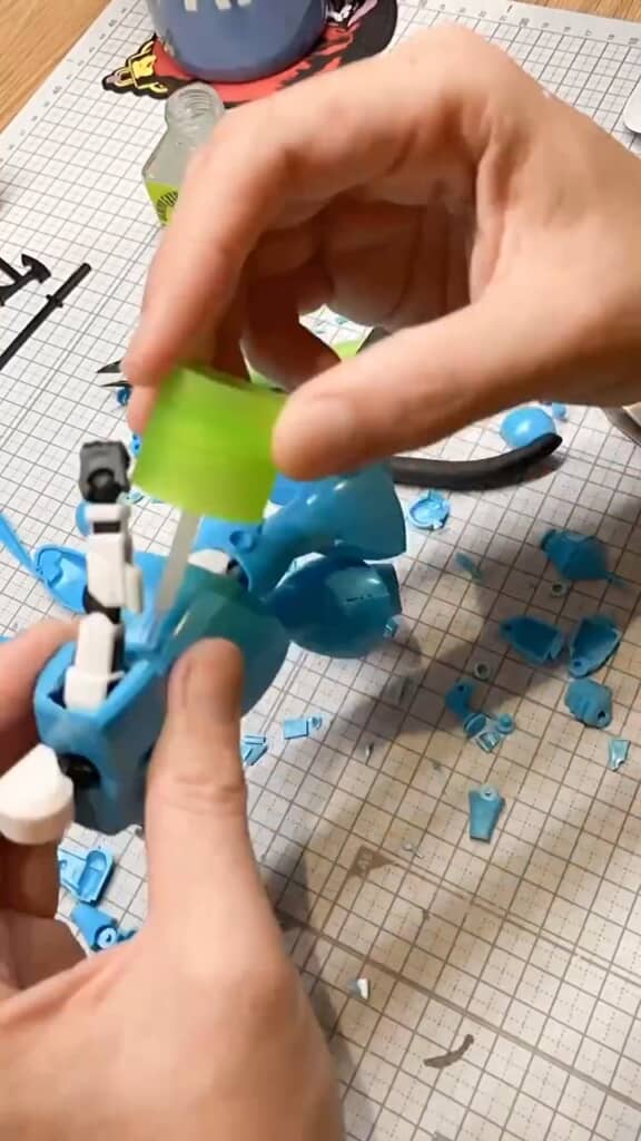 昔のガンプラなので、組み立てには接着剤がいります