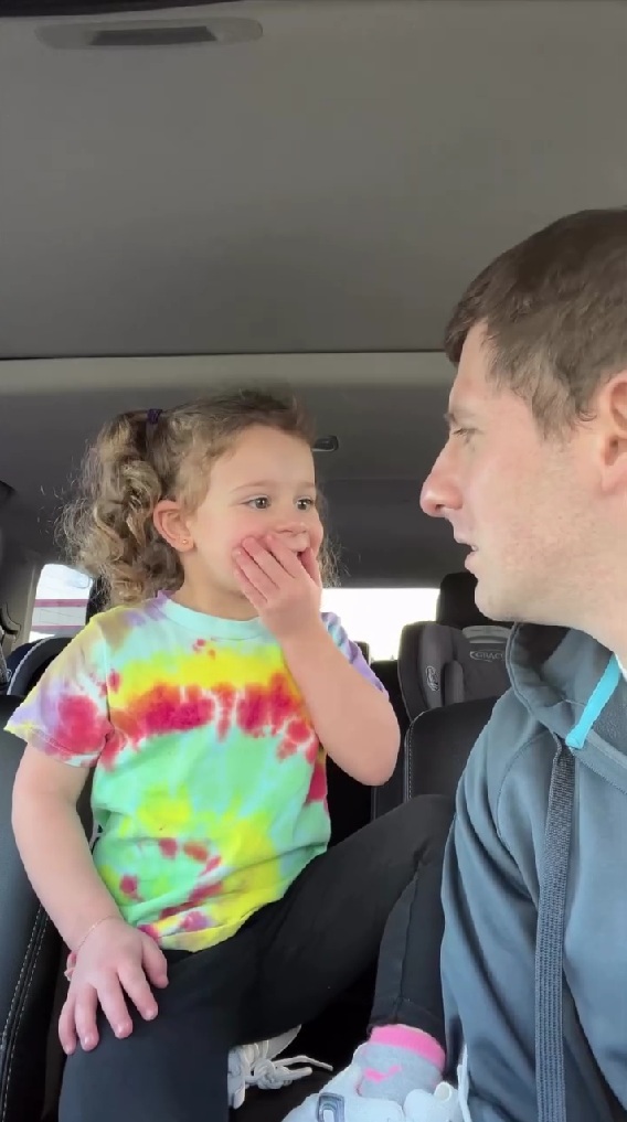 娘「パパのヒゲ、好きじゃない」→パパがヒゲを全部剃ると……　娘の衝撃の一言に3000万再生超えの大反響【海外】