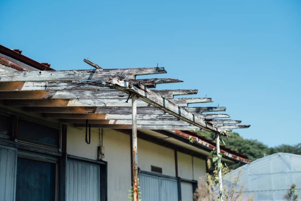 ボロボロで廃墟と呼ぶにふさわしい家屋